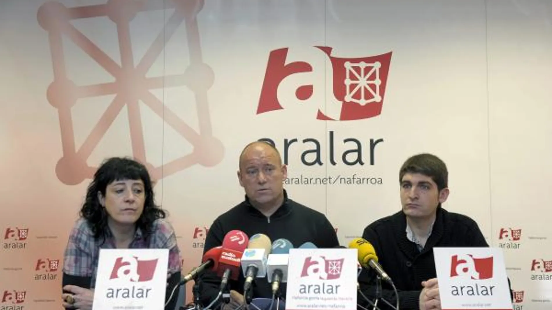 Txentxo Jiménez, coordinador de Aralar, junto a dos miembros de la ejecutiva en la rueda de prensa de hoy