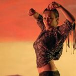 Rocío Molina se anima a un garrotín cigarro en boca en «Flamenco, flamenco»
