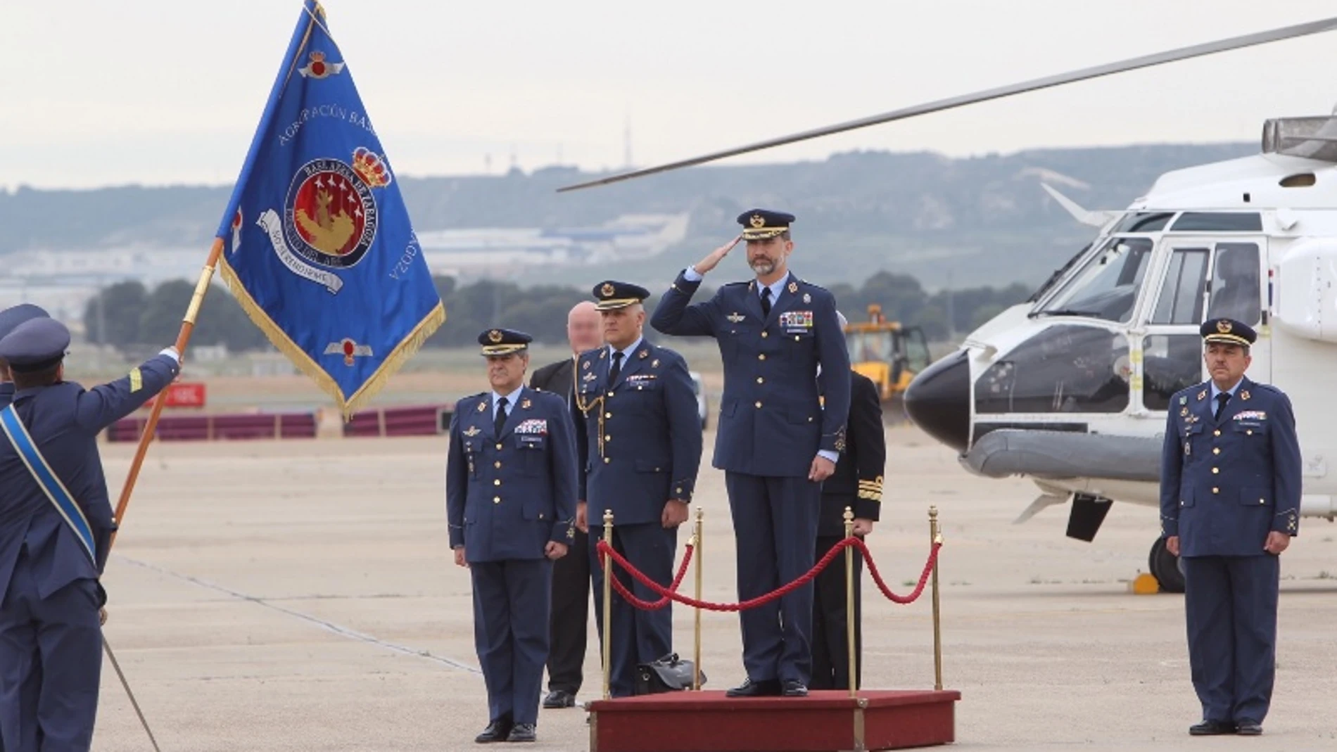 Su Majestad el Rey a su llegada a la Base Aérea de Zaragoza.