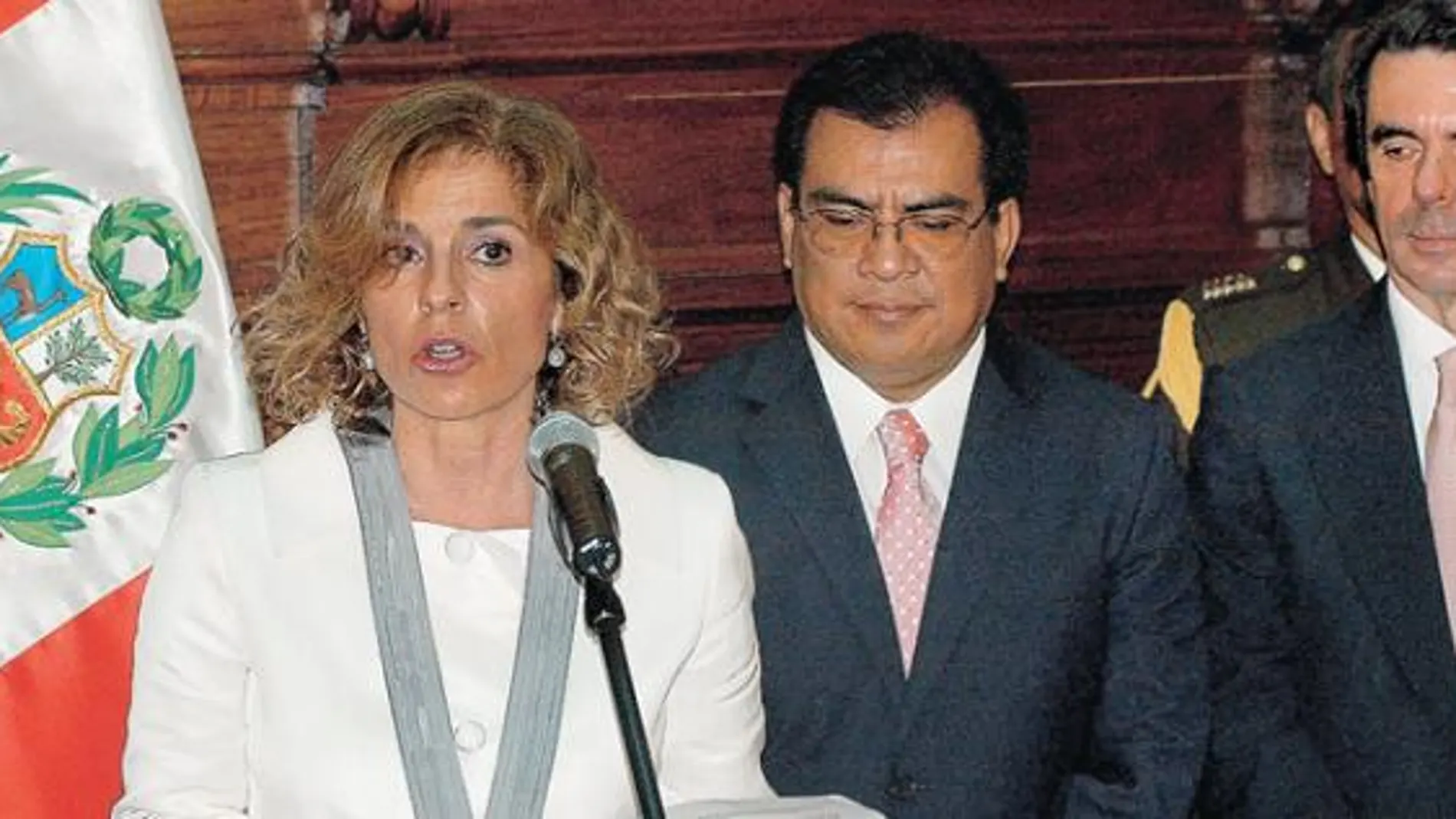 La delegada de Medio Ambiente, Ana Botella, con el presidente del Congreso de Perú, Javier Velásquez