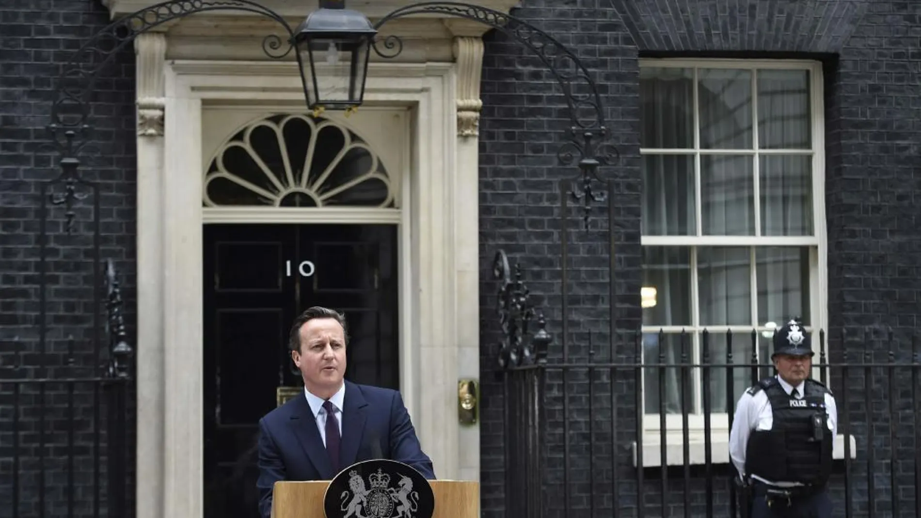 Cameron ante la puerta de Downing Street