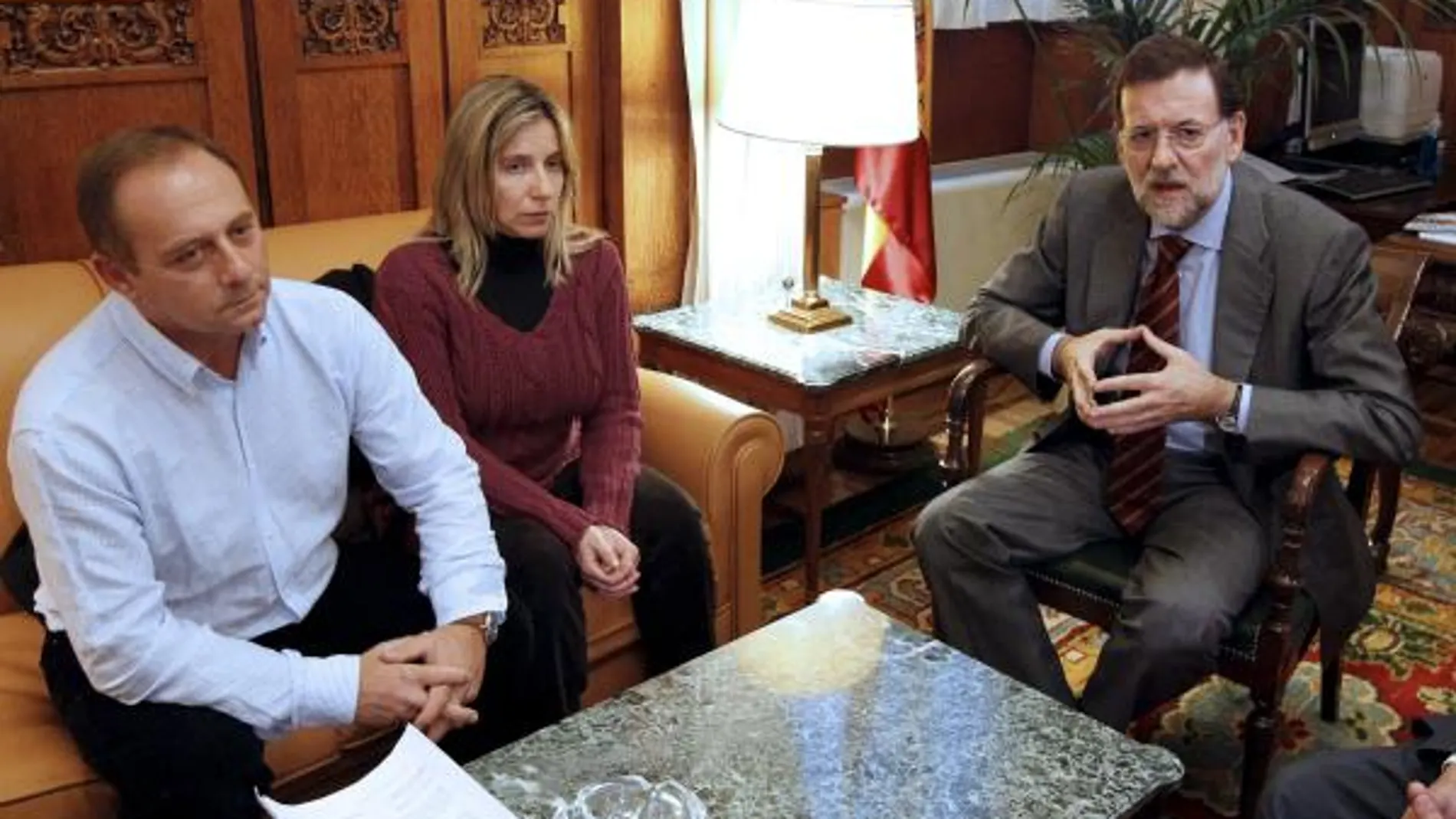 Antonio del Castillo (i) y Eva Casanueva, los padres de la joven sevillana Marta del Castillo, asesinada en enero de 2009, son recibidos en el Congreso por el líder del PP, Mariano Rajoy (