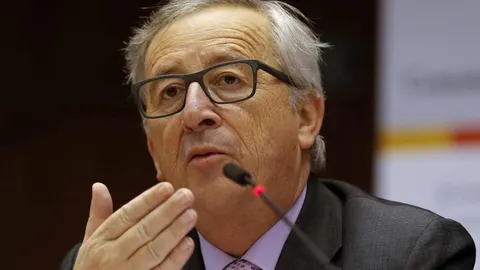 El presidente de la Comisión Europea, Jean-Claude Juncker, interviene ante el pleno del Comité de las Regiones, en Bruselas (Bélgica), hoy