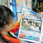 Una mujer observa la portada de un periódico local de Cali que muestra a Santos «A un paso» de la Presidencia