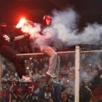 Los ultras serbios obligaron a suspender el partido