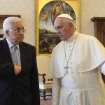 El Papa y Mahmoud Abbas durante la audiencia privada que ambos han mantenido hoy en el Vaticano.