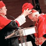 El profesor José Raga impone el birrete como Doctor Honoris Causa por la Universidad Católica de Valencia al cardenal Antonio Cañizares