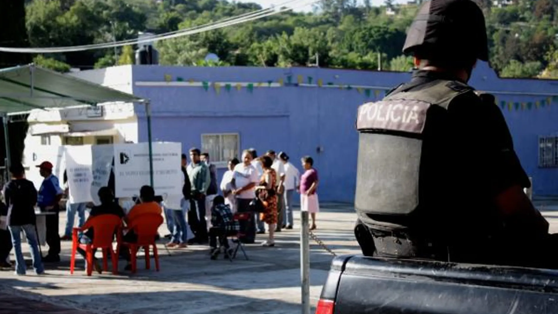 Policías federales vigilan durante las elecciones en la ciudad de Oaxaca