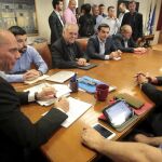 Tsipras (4-i), mantiene una reunión con su viceprimer ministro, Yanis Dragasakis (3-i), y sus homólogos de Finanzas, Yanis Varufakis (i), y de Economía, Infraestructura, Marina Mercante y Turismo, Yorgos Stathakis (d); en Atenas, hoy.