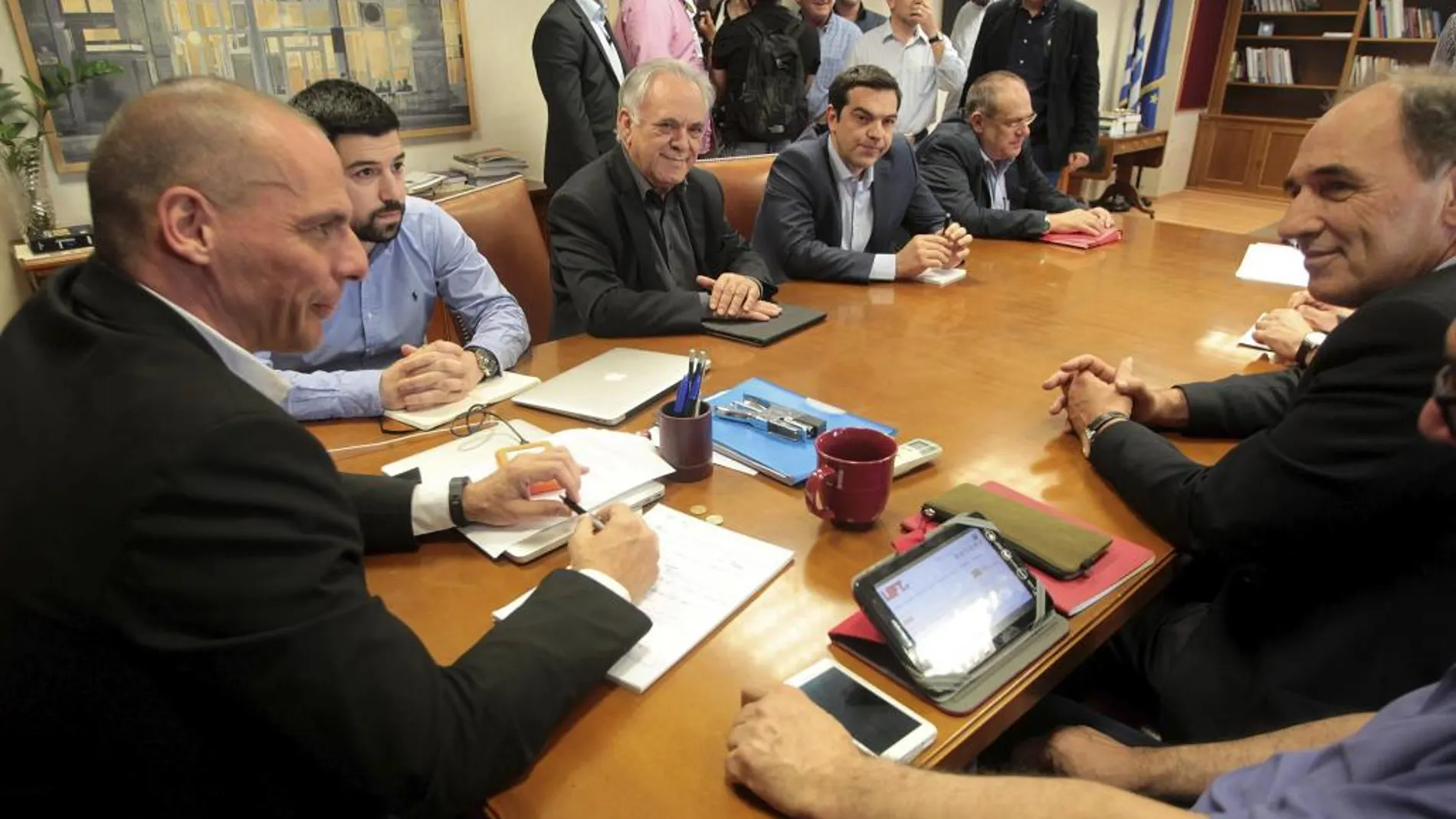 Tsipras (4-i), mantiene una reunión con su viceprimer ministro, Yanis Dragasakis (3-i), y sus homólogos de Finanzas, Yanis Varufakis (i), y de Economía, Infraestructura, Marina Mercante y Turismo, Yorgos Stathakis (d); en Atenas, hoy.