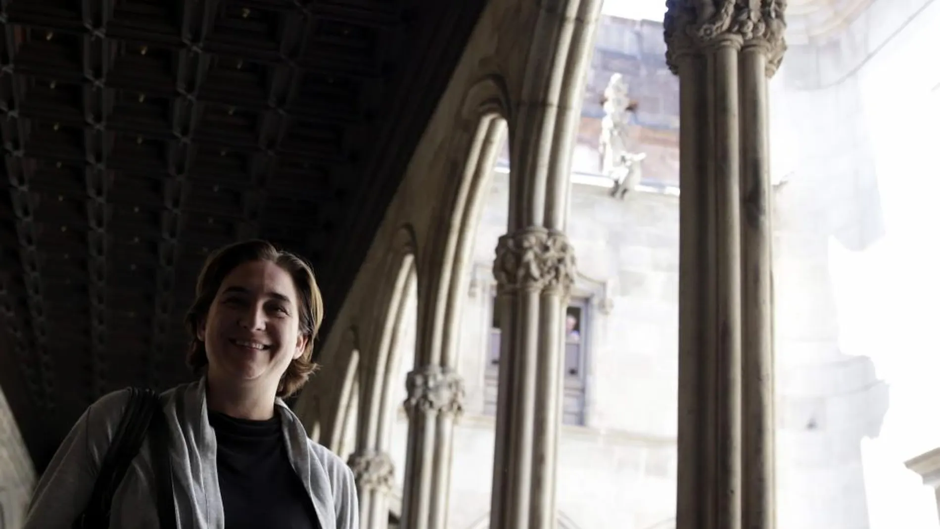 La ganadora de las elecciones municipales en Barcelona, Ada Colau (BComú), en la galería gótica del ayuntamiento de Barcelona