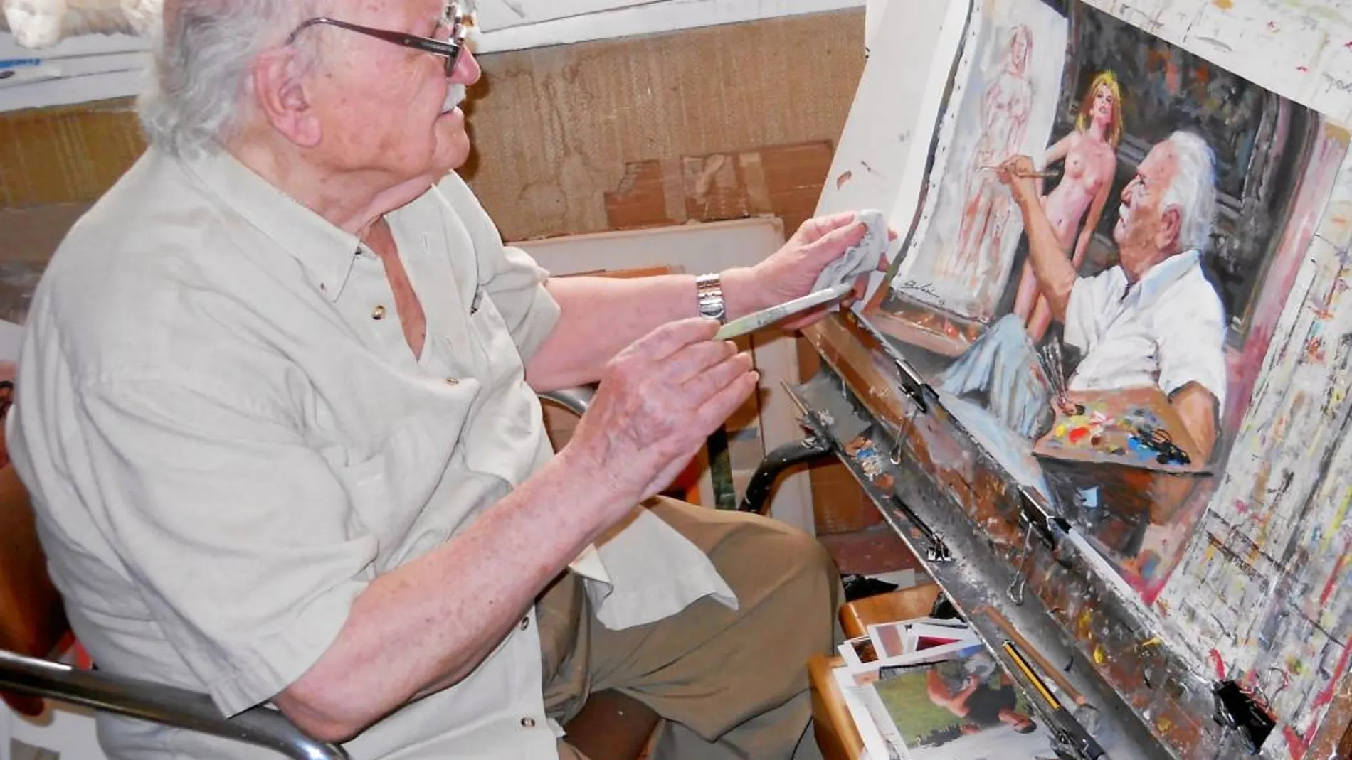 El pintor Antonio Bernal en una de sus últimas imágenes trabajando en su estudio
