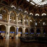 El Ibex 35 abre con pérdidas del 0,38 % a la espera de más avances en Grecia