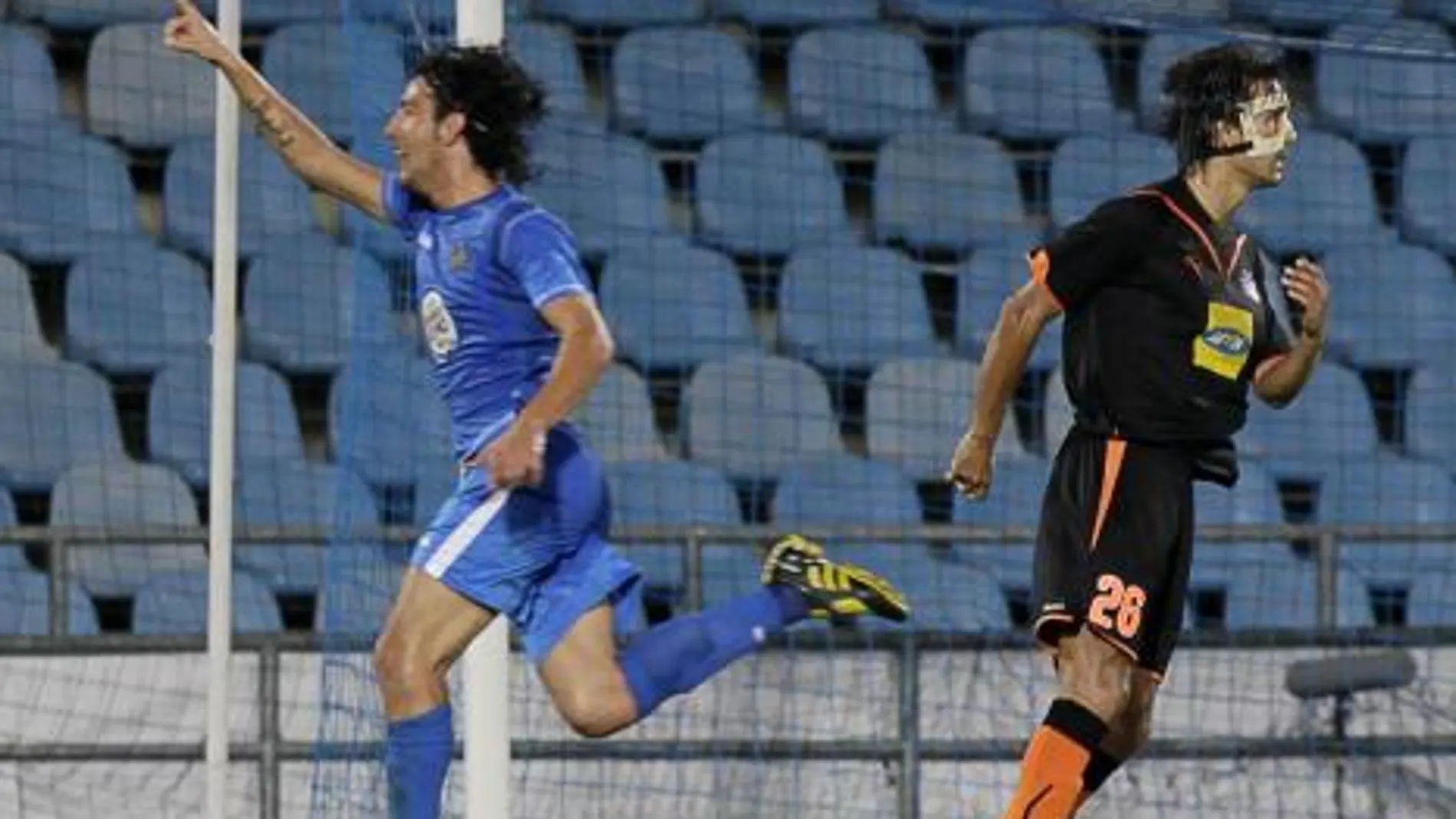 El centrocampista del Getafe Daniel Parejo (i) celebra, ante el mediocentro portugués del Apoel Nicosia Nuno Morais (d), el gol que ha marcado durante el partido de ida de la fase clasificatoria de la Liga Europa de la UEFA
