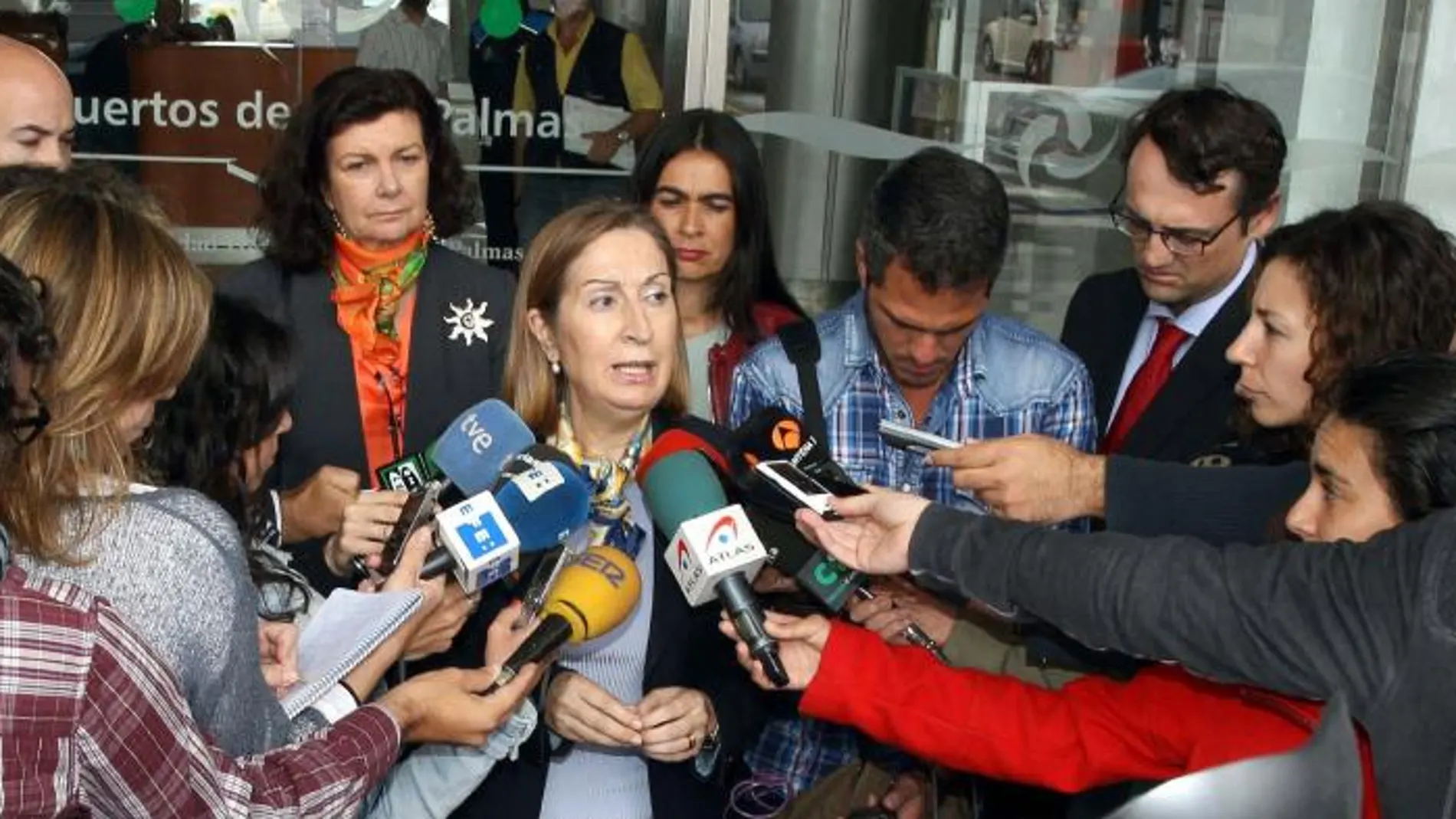 La ministra de Fomento, Ana Pastor, tras visitar el Centro de Coordinación de Salvamento de Las Palmas