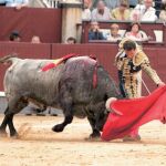 Rafaelillo torea al natural a su primer toro de José Escolar, ayer en Las Ventas