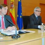 Carlos Guille, Ramón Luis Valcárcel e Inmaculada García, durante la firma del préstamo de 125 millones que recibirá la Región del BEI para la mejora de carreteras