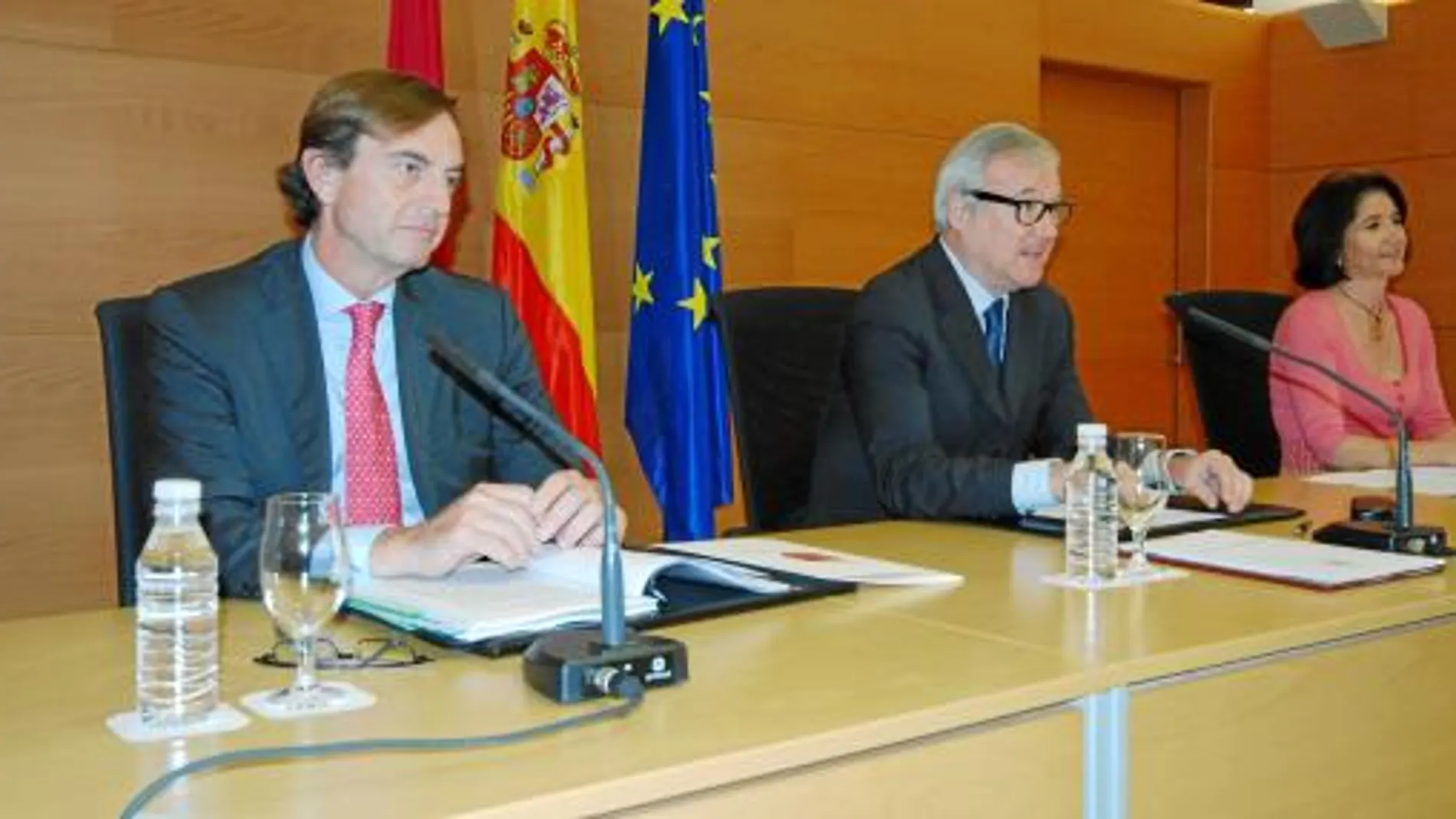 Carlos Guille, Ramón Luis Valcárcel e Inmaculada García, durante la firma del préstamo de 125 millones que recibirá la Región del BEI para la mejora de carreteras