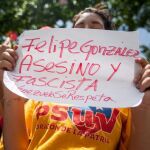 Un grupo de seguidores de Maduro se manifiestan en contra de la visita de Felipe González