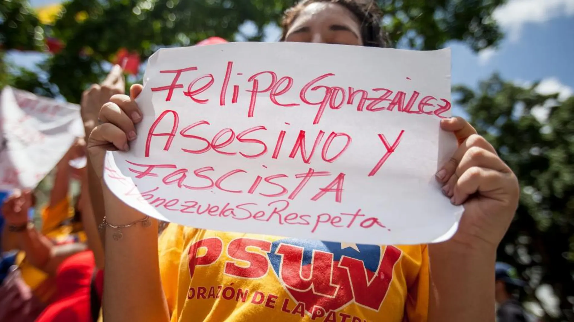 Un grupo de seguidores de Maduro se manifiestan en contra de la visita de Felipe González
