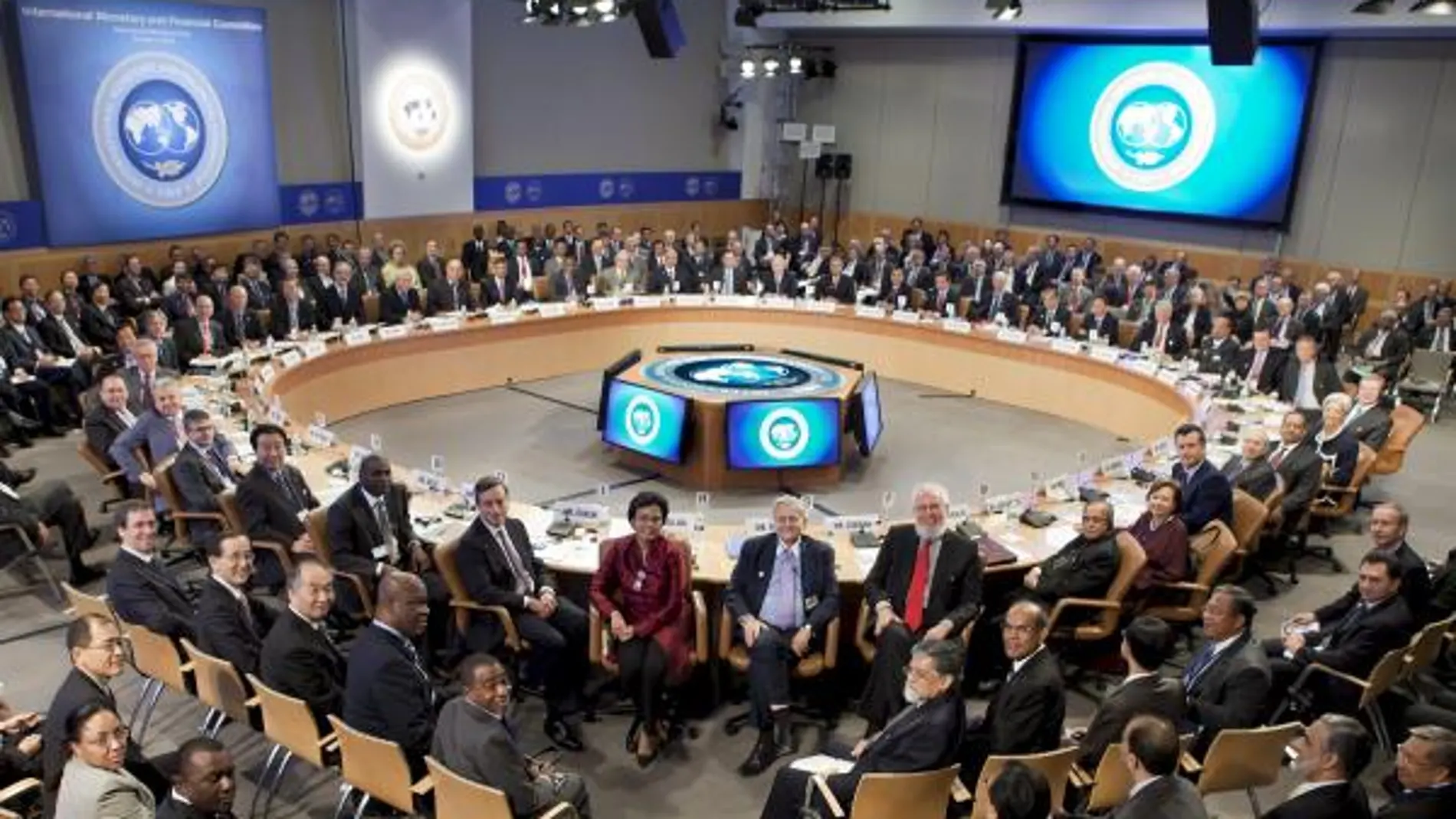 Los participantes en la reunión del FMI de este fin de semana posan para la cámara