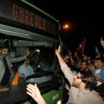 Activistas (i) que estuvieron a bordo del "Mavi Marmara"saludan al llegar a Estambul