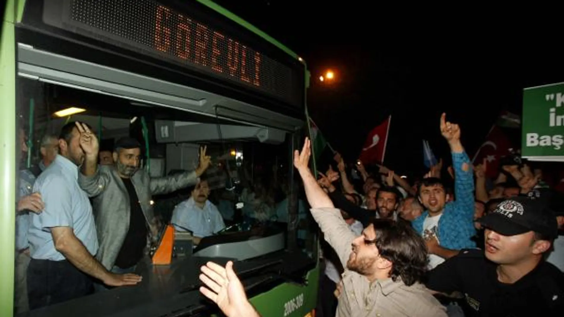 Activistas (i) que estuvieron a bordo del "Mavi Marmara"saludan al llegar a Estambul