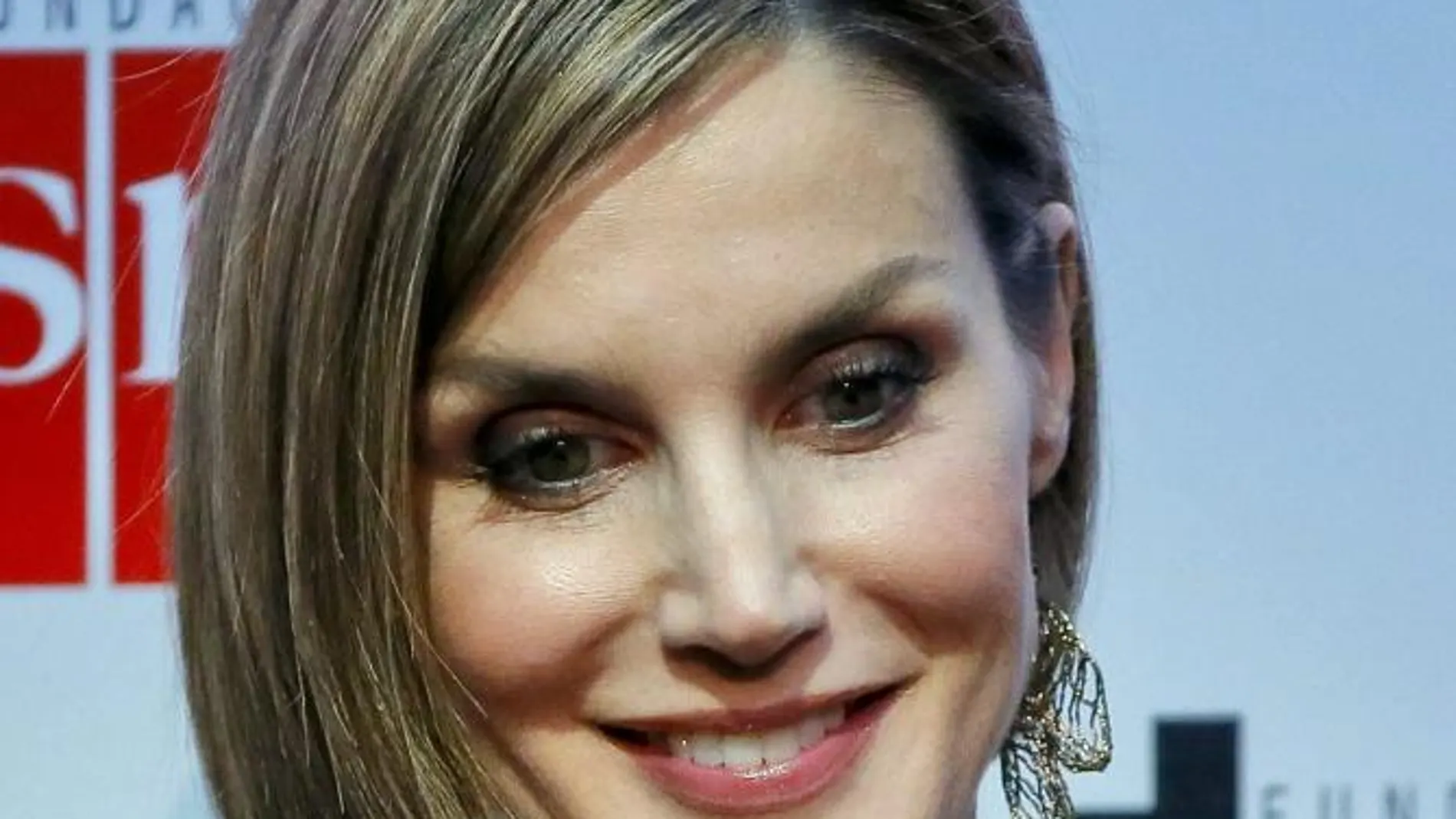 La reina Letizia durante el acto de entrega de los Premios Barco de Vapor y Gran Angular, que concede la Fundación SM.