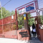 Una joven accede al IES Ciudad de Jaén,
