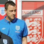 John Terry sale de una rueda de prensa en la concentración inglesa en Rustenburgo