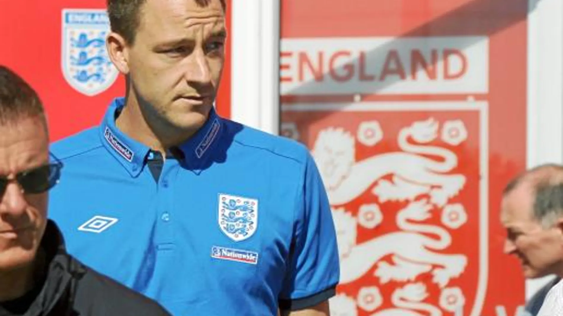 John Terry sale de una rueda de prensa en la concentración inglesa en Rustenburgo