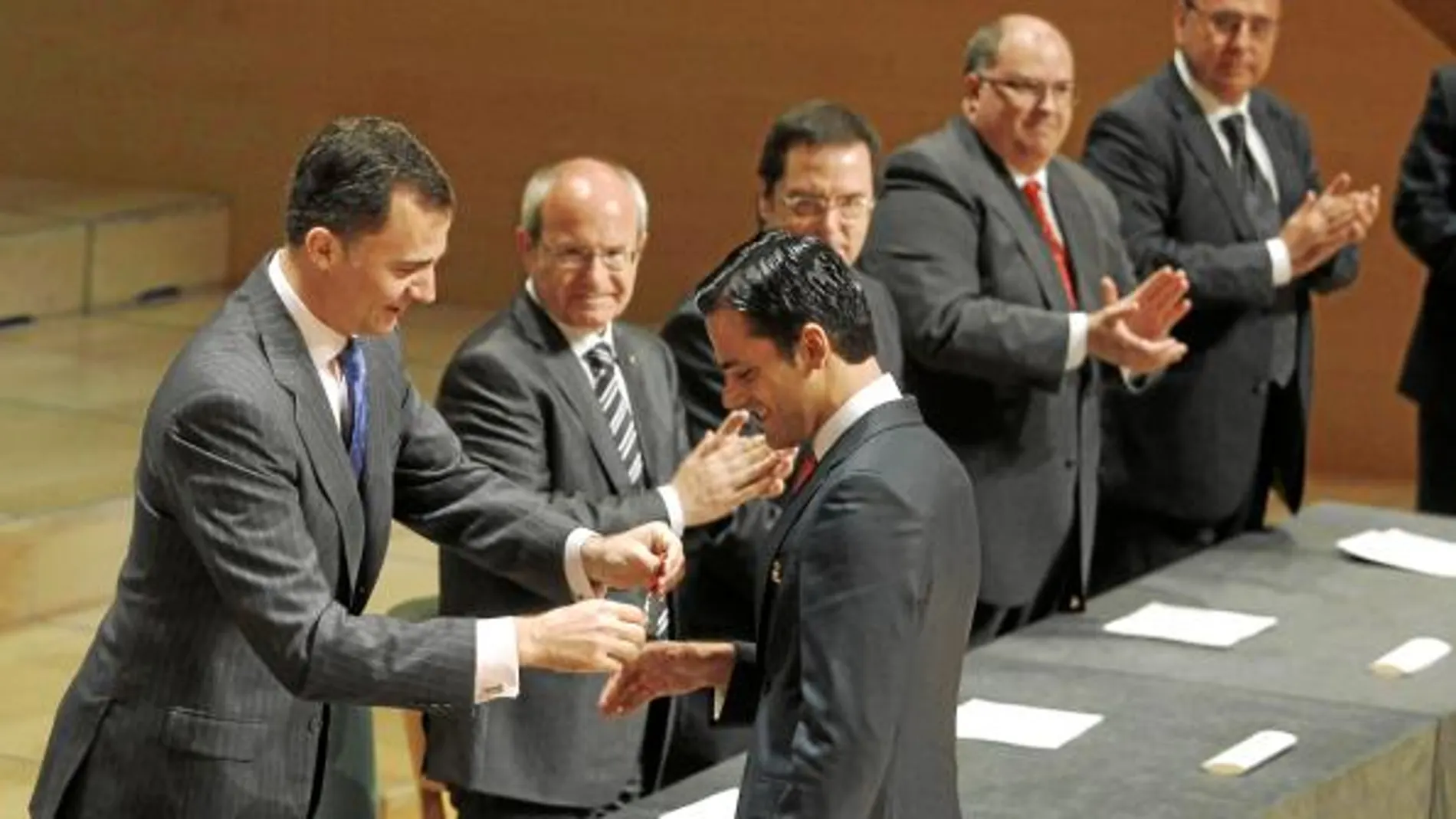 Don Felipe de Borbón y José Montilla felicitaron al número uno de la promoción de jueces, Joaquín Elias Gadea