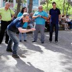 Alberto Fernández demostró su habilidad con la petanca en Nou Barris ante un grupo de jubilados