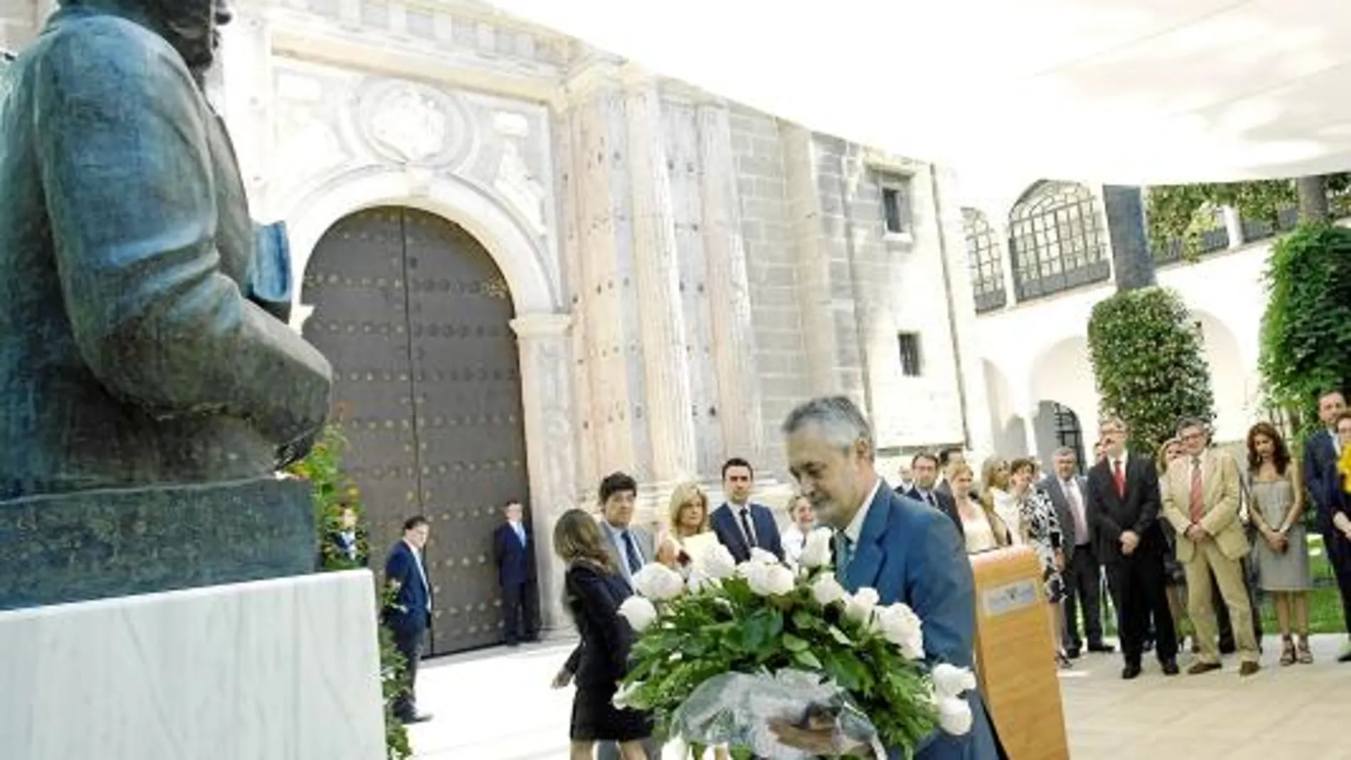 Griñán, ayer en la ofrenda floral al busto del Padre de la Patria Andaluza que preside el Patio del Recibimiento