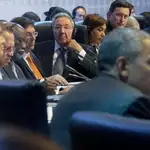 Raúl Castro escucha a Obama durante su intervención en la cumbre
