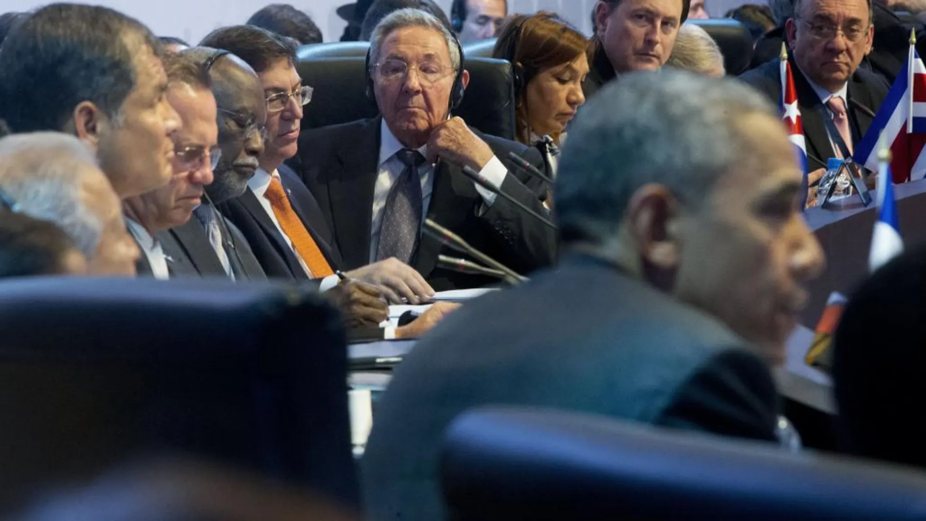 Raúl Castro escucha a Obama durante su intervención en la cumbre
