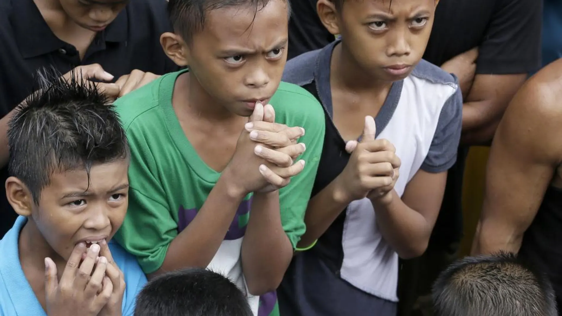 Un grupo de niños, tristes tras el combate