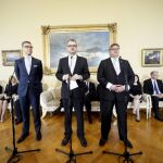 El presidente del Partido de Centro, Juha Sipilä (c) durante una rueda de prensa conjunta con el líder del partido de extrema derecha Verdaderos Finlandeses, Timo Soini (i) y el conservador Alexander Stubb (d)