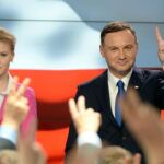 El candidato presidencial, Andrzej Duda (C) junto a su esposa, Agata Kornhauser-Duda, (d) y su hija Kinga Duda (i) hoy en Varsovia