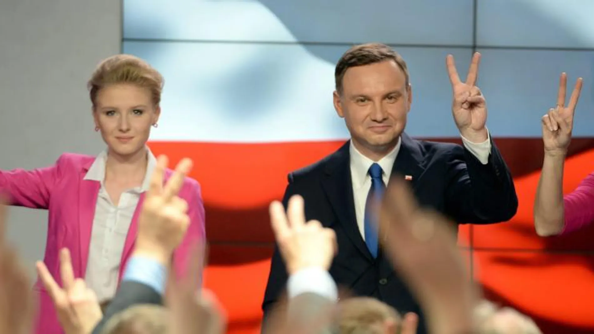 El candidato presidencial, Andrzej Duda (C) junto a su esposa, Agata Kornhauser-Duda, (d) y su hija Kinga Duda (i) hoy en Varsovia