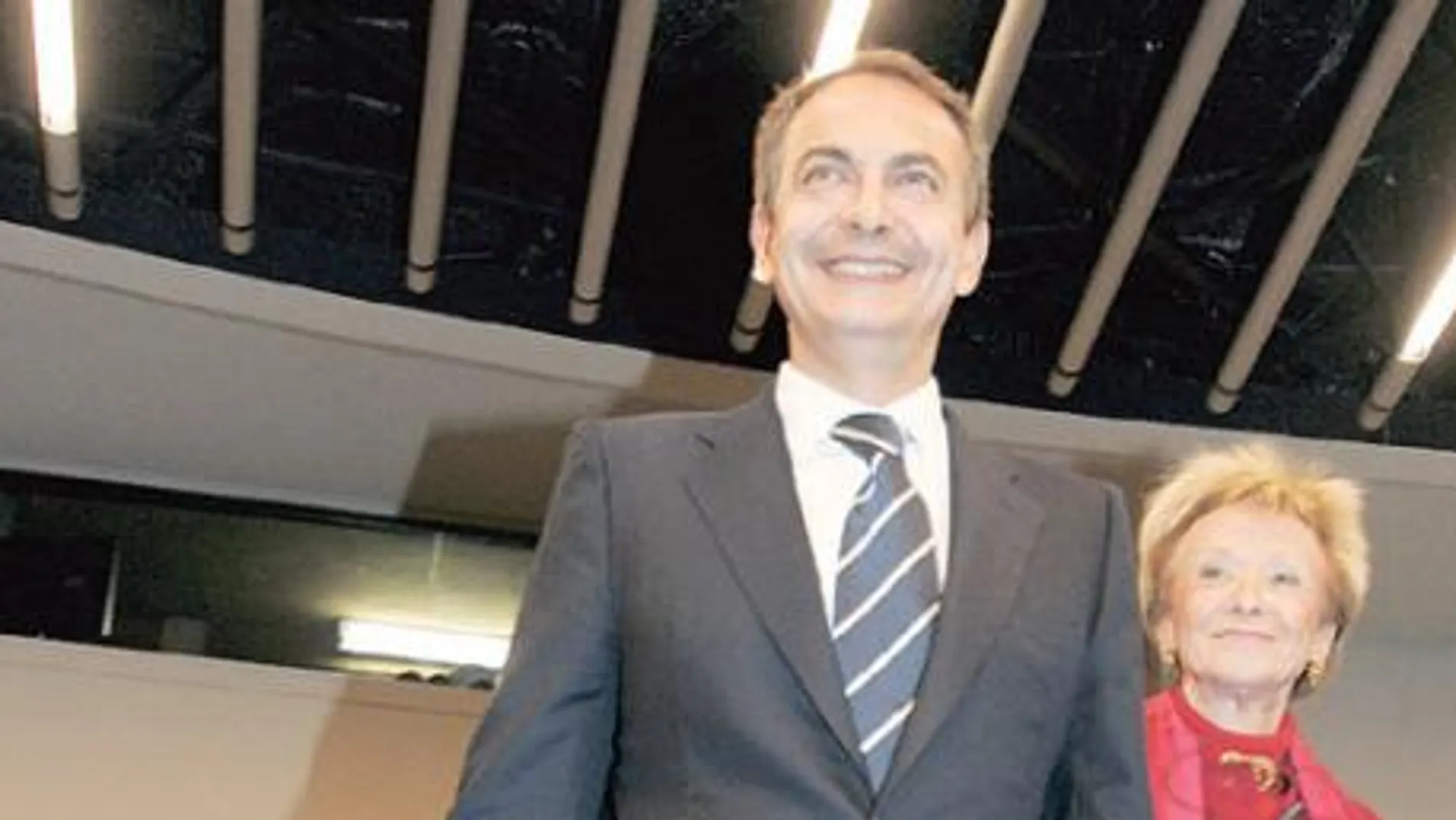 Zapatero toma impulso con un Gobierno de marcado perfil político