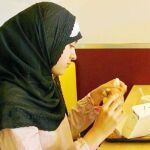 Una niña en una hamburguesería musulmana en París