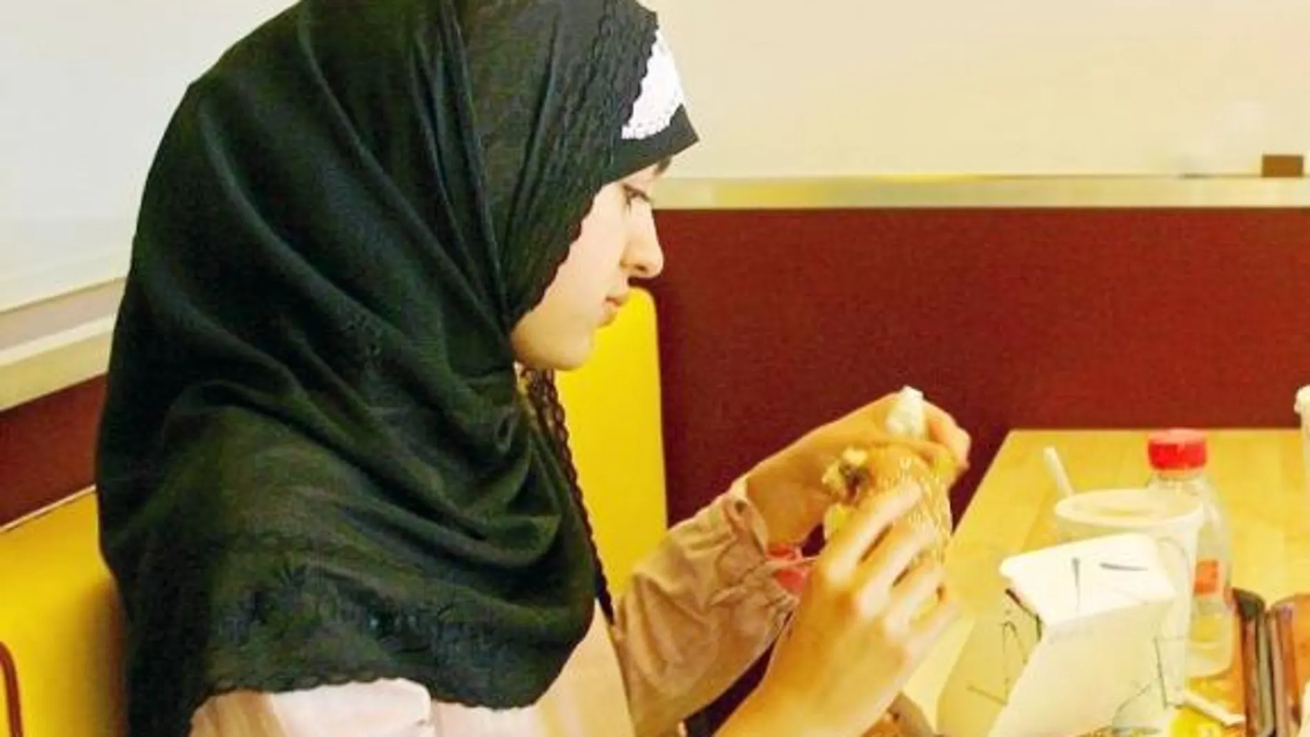 Una niña en una hamburguesería musulmana en París