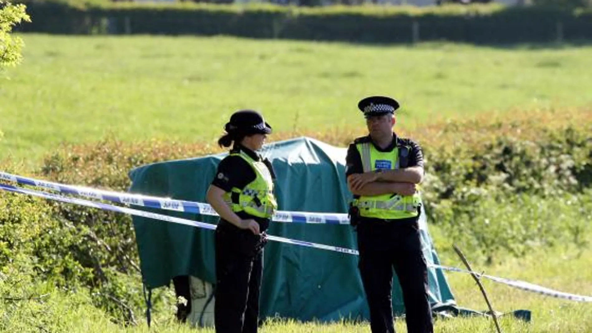 Dos policías británicos en uno de los escenarios del crimen múltiple