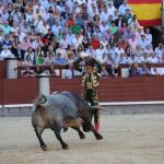 Imponente par de banderillas de Manuel Escribano a un toro de Adolfo Martín