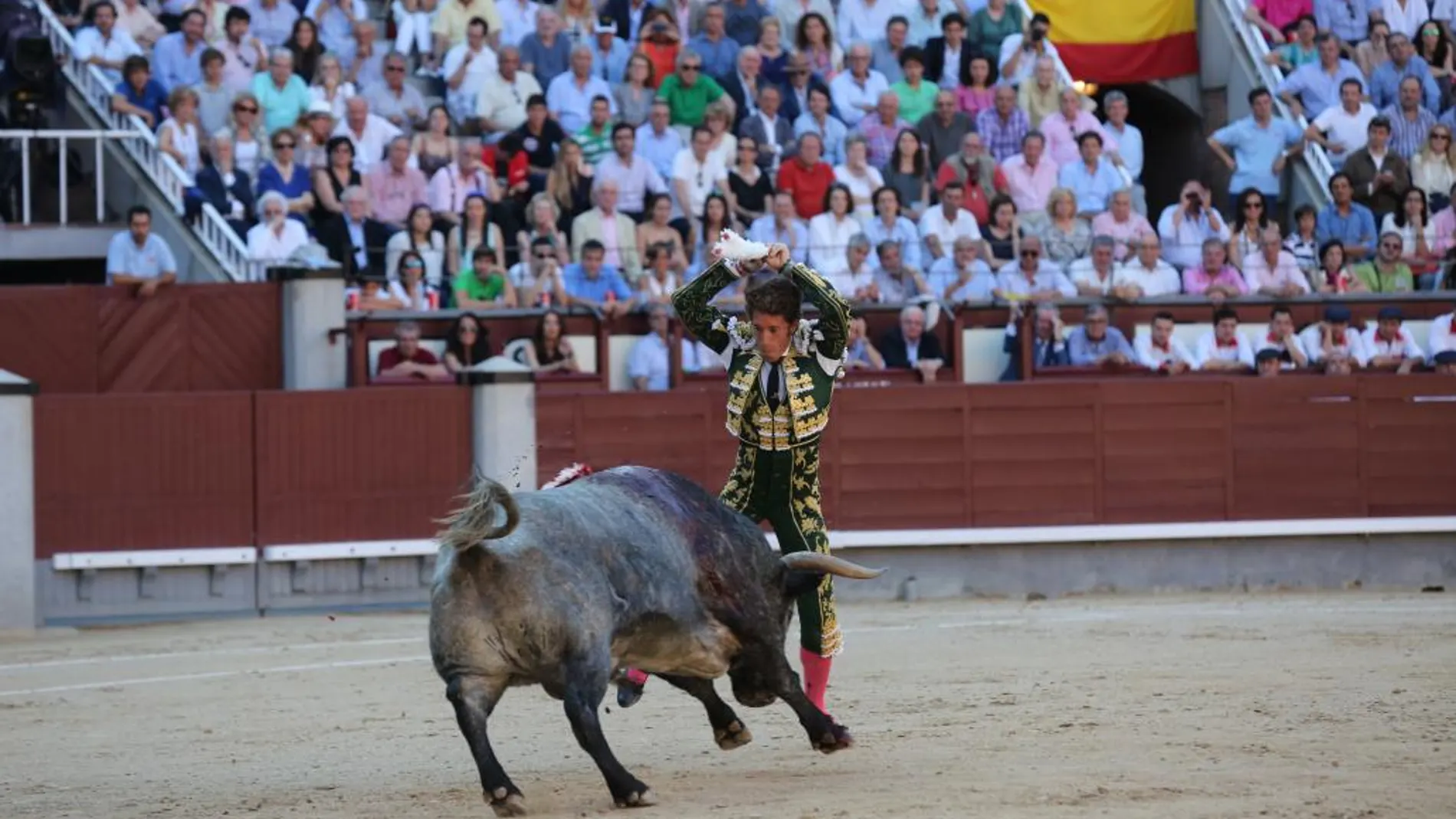 Imponente par de banderillas de Manuel Escribano a un toro de Adolfo Martín