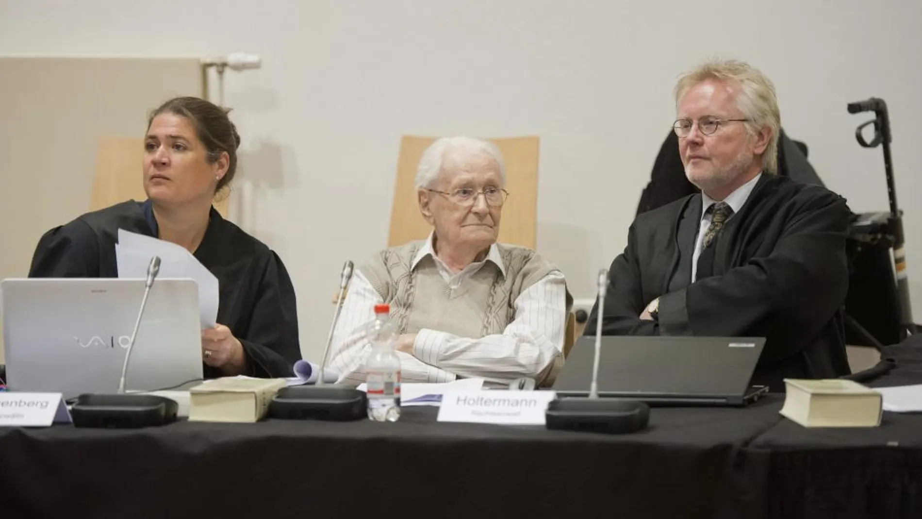 El acusado Oskar Gröning (c) se sienta en el banquillo en el Tribunal de Lüneburg (Alemania).