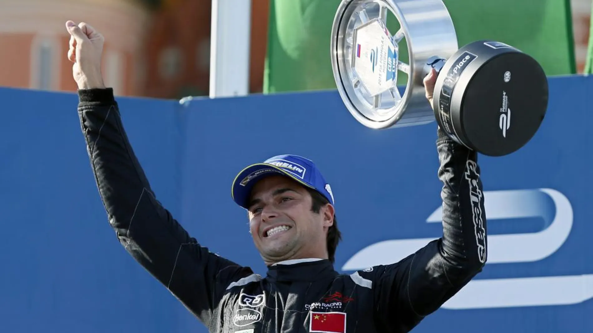 El piloto brasileño Nelson Piquet Junior celebra su victoria en el podio de Moscú