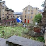 Policías forenses trabajan en un solar cerca del apartamenteo del presunto asesino en Bradford/ap