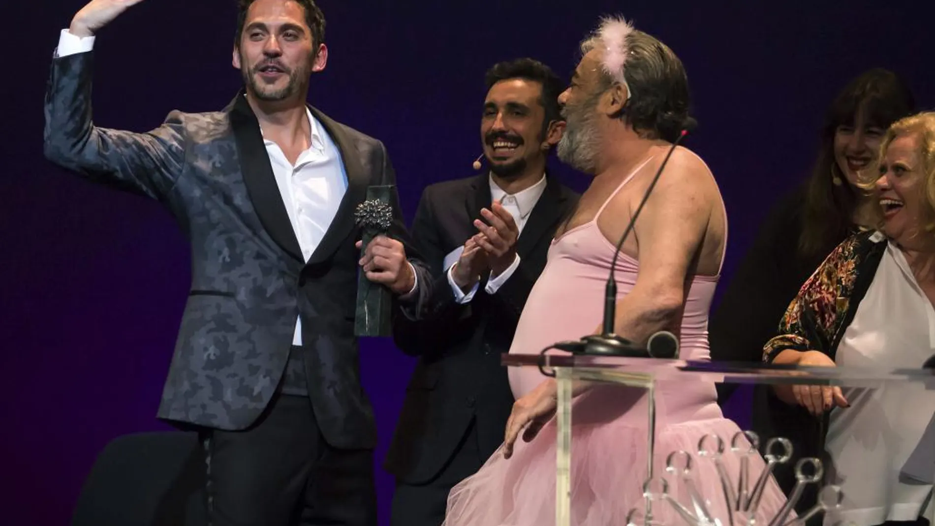 El actor y director Paco León (i), tras recibir el Premio Eloy de la Iglesia de manos de su tío Paco (3-i)